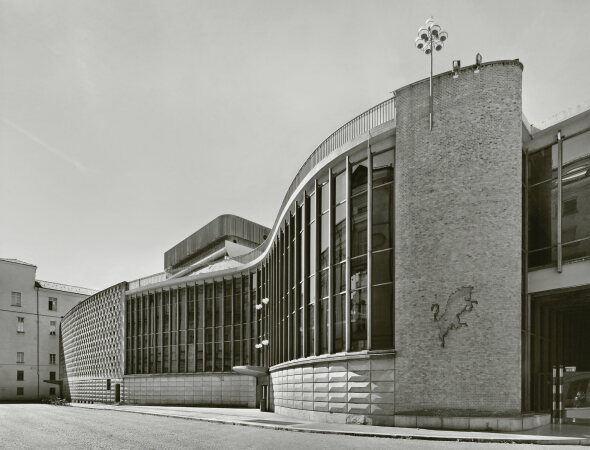 Teatro Regio 1965-73, Turin. Die Nordostseite des Gebudes mit dem gemauerten Flachrelief des Stiers, dem Symbol der Stadt Turin.