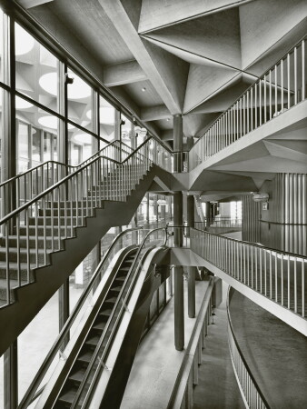 Teatro Regio 1965-73, Turin. Die Treppe und die Rolltreppe schweben hinter der Vorhangfassade des Haupteingangs, 2016.