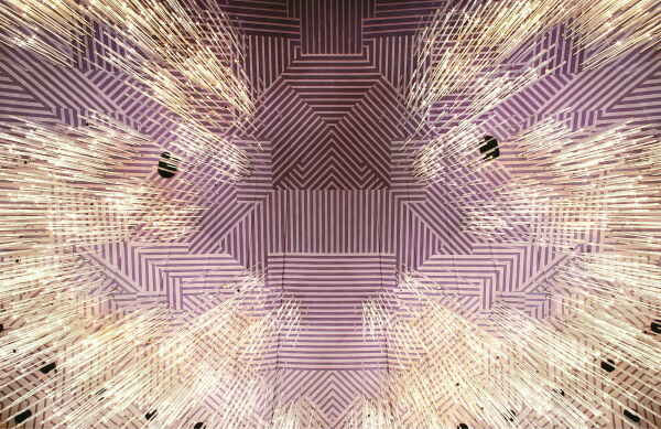 Die Decke des Zuschauerraums des Teatro Regio ist mit einem optischen Kunstwerk des Grafikers Mimmo Castellano geschmckt.