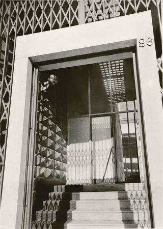 Reitverein von Turin. Ein Portal aus weiem Stein fhrte den Besucher in einen bergangsraum, in dem durch die Metallblende  Schatten der geometrischen Muster erzeugt werden.