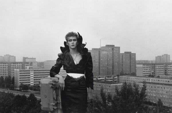Frieda, Berlin, 1988. Fotoserie fr das Modelabel Allerleirauh, Kostm: Katharina Reinwald