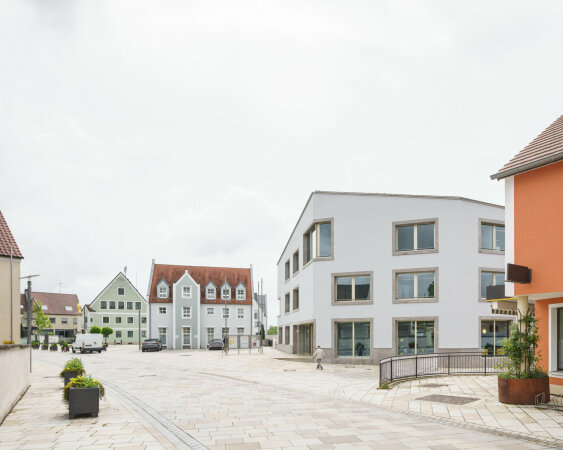 Rathaus und Bücherei von Sackmann Payer Architekten in Großmehring