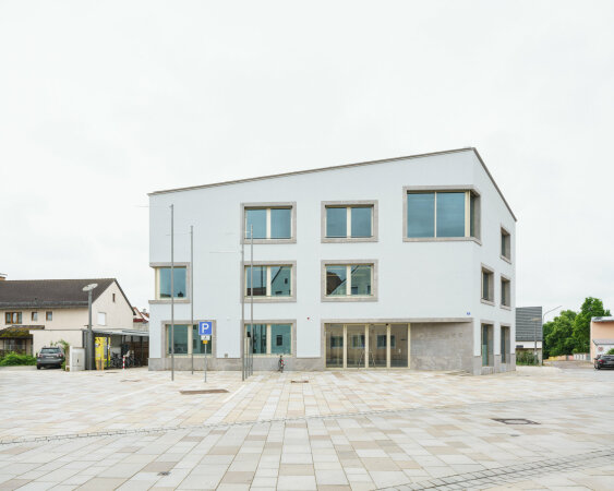 Rathaus und Bücherei von Sackmann Payer Architekten in Großmehring