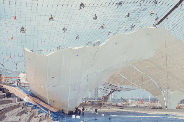 Montage der untergehängten Decke an der Olympia-Schwimmhalle