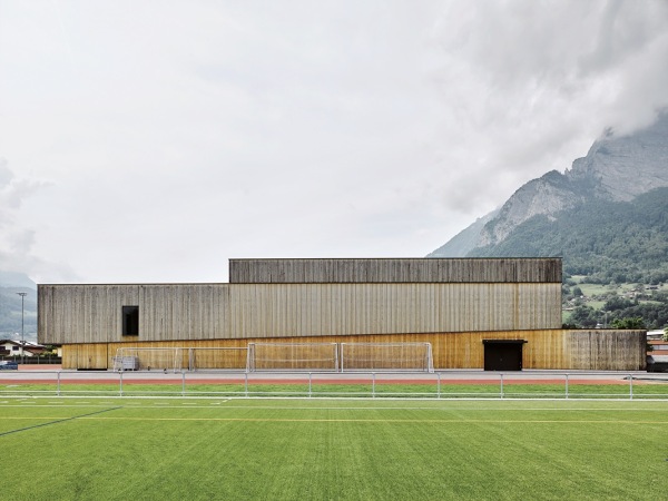 Hildebrand Ruprecht Architekten: Sportzentrum Sargans, Schweiz, mit einer unbehandelten Holzfassade.