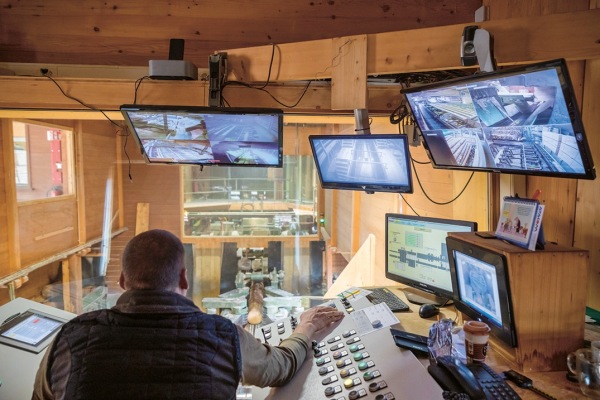 F�hrerstand in einem modernen S�gewerk