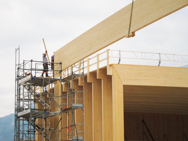 Hildebrand Ruprecht Architekten: Sportzentrum Sargans, Schweiz. Die BSH-Tr�ger sind so bemessen, dass sie von nur drei Mitarbeitern zusammengebaut werden konnten