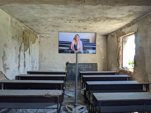 Zerstrt wurde die Schule Ende der 1990er im Kosovokrieg. Die kosovarische Gruppe ETEA prsentiert dort ihr Oral History-Projekt zum damaligen paralellen Verwaltungs-, Gesundheits- und Bildungssystem.