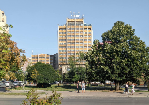 Hauptspielort der diesjhrigen Manifesta: Das alte Grand Hotel der Architekten Bashkim Fehmiu, Dragan Kovacevic und Misa Jevremovic von 1978.