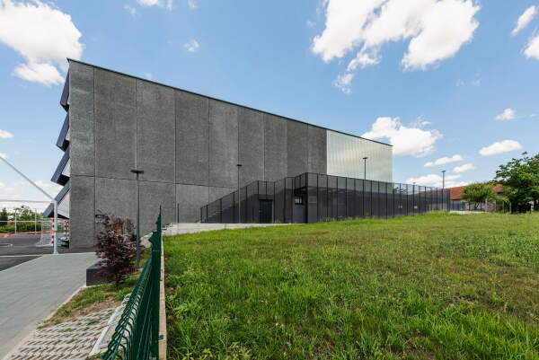 Gemeindesporthalle bei Zagreb von NOP Studio