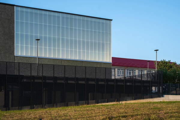 Gemeindesporthalle bei Zagreb von NOP Studio