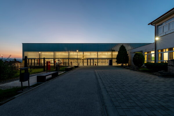 Gemeindesporthalle bei Zagreb von NOP Studio