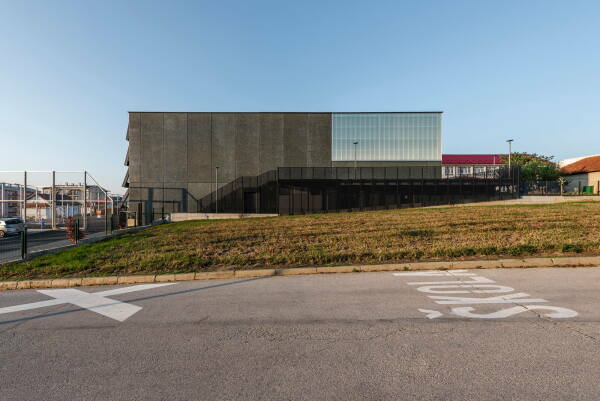 Gemeindesporthalle bei Zagreb von NOP Studio