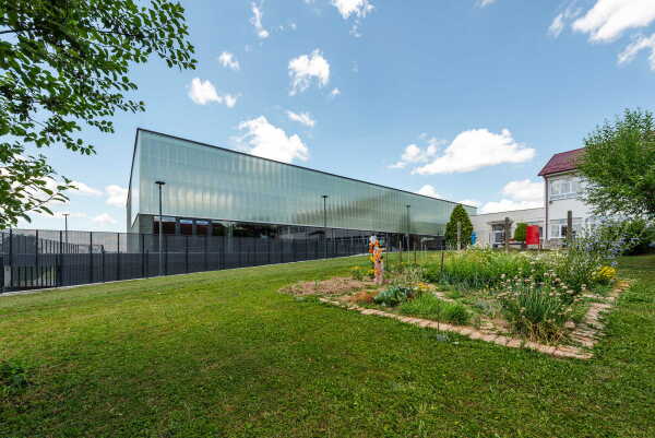 Gemeindesporthalle bei Zagreb von NOP Studio