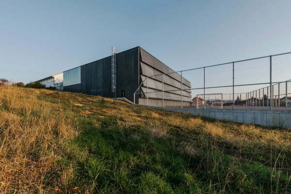 Gemeindesporthalle bei Zagreb von NOP Studio