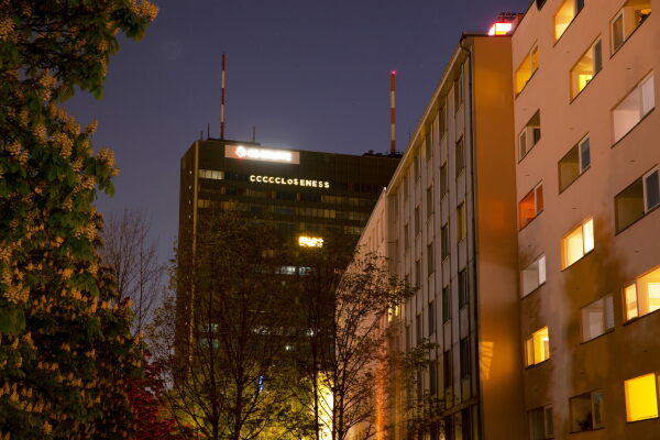 CCCCCOMA, CCCCCLOSENESS, künstlerische Intervention im ehemaligen Postbank-Tower, Berlin-Kreuzberg, Mai 2020