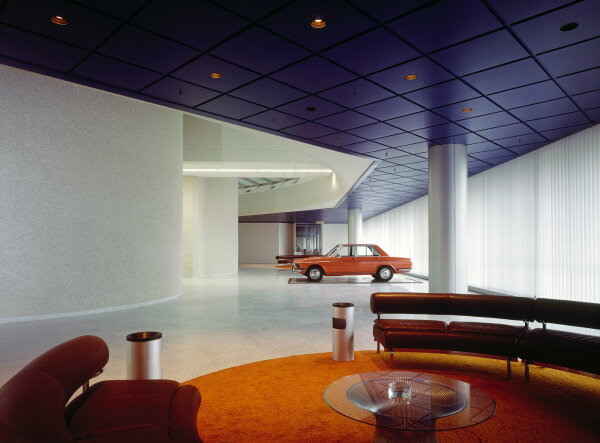 BMW 2800 in der Eingangshalle des BMW Hochhauses, 1973