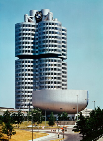 BMW Hochhaus mit Museum im Vordergrund
