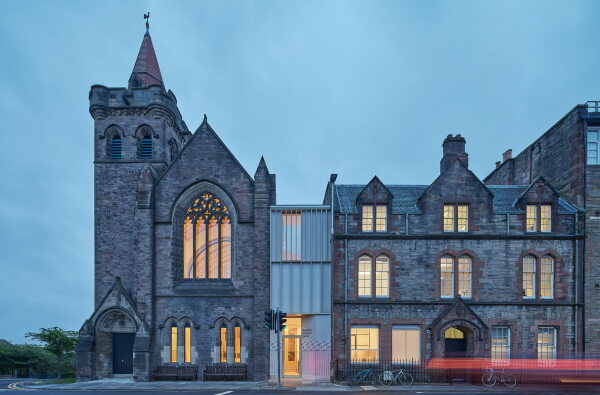 Gemeindezentrum in Edinburgh von Konishi Gaffney Architects
