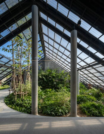 Wohnhaus mit Hundehotel von EKAR in Thailand