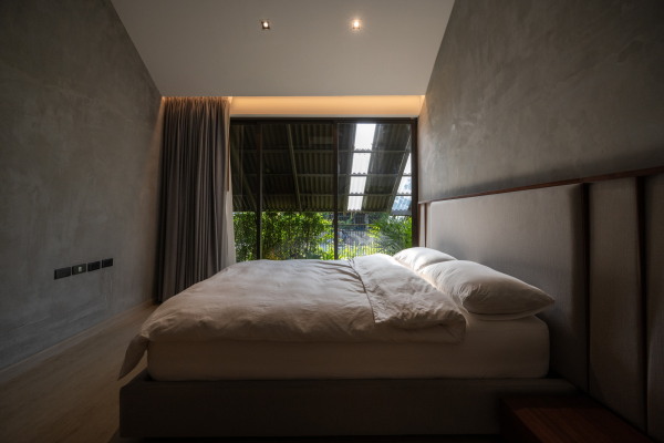 Wohnhaus mit Hundehotel von EKAR in Thailand