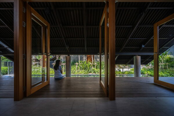 Wohnhaus mit Hundehotel von EKAR in Thailand