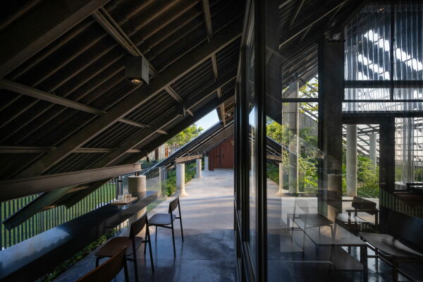 Wohnhaus mit Hundehotel von EKAR in Thailand