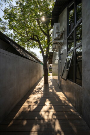 Wohnhaus mit Hundehotel von EKAR in Thailand