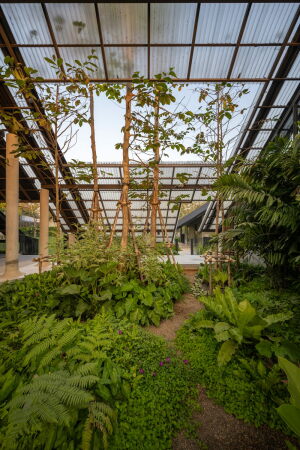 Wohnhaus mit Hundehotel von EKAR in Thailand