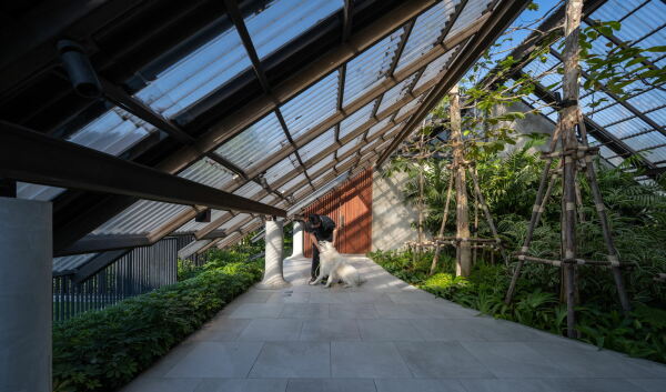 Wohnhaus mit Hundehotel von EKAR in Thailand