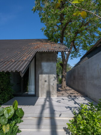 Wohnhaus mit Hundehotel von EKAR in Thailand