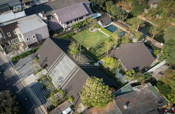 Wohnhaus mit Hundehotel von EKAR in Thailand