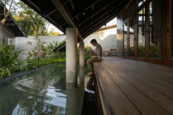 Wohnhaus mit Hundehotel von EKAR in Thailand