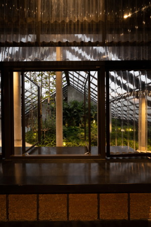 Wohnhaus mit Hundehotel von EKAR in Thailand