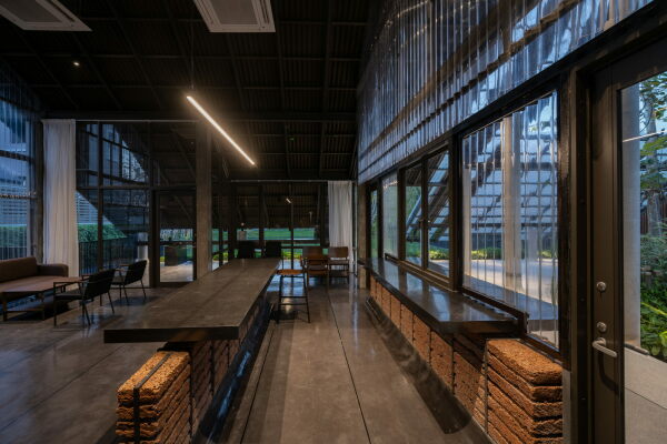 Wohnhaus mit Hundehotel von EKAR in Thailand