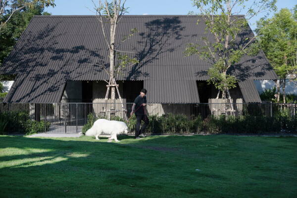 Wohnhaus mit Hundehotel von EKAR in Thailand