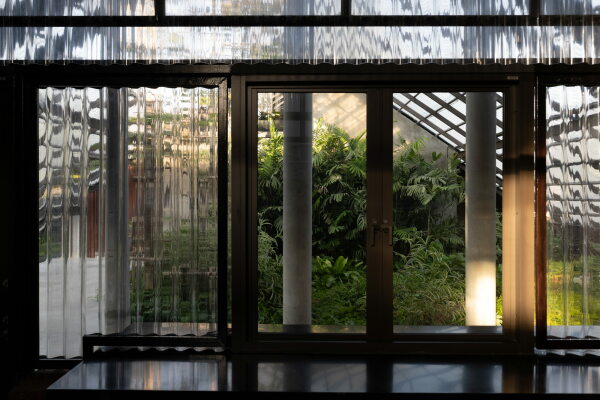 Wohnhaus mit Hundehotel von EKAR in Thailand