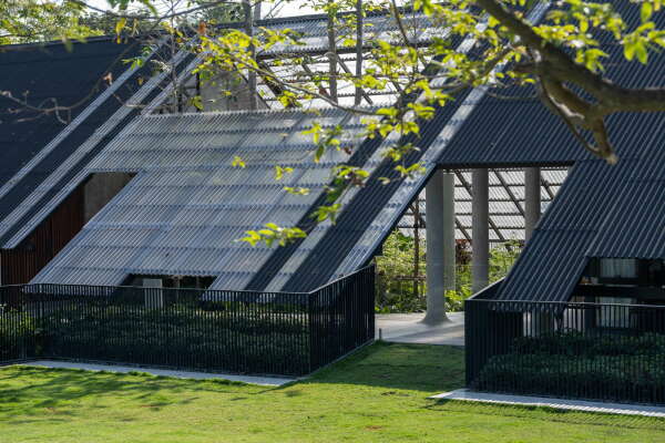 Wohnhaus mit Hundehotel von EKAR in Thailand