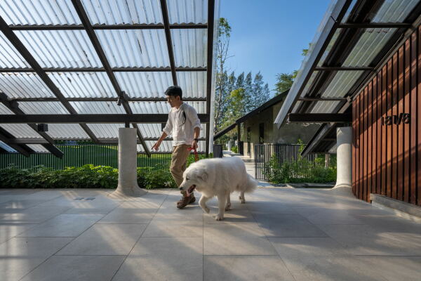 Wohnhaus mit Hundehotel von EKAR in Thailand