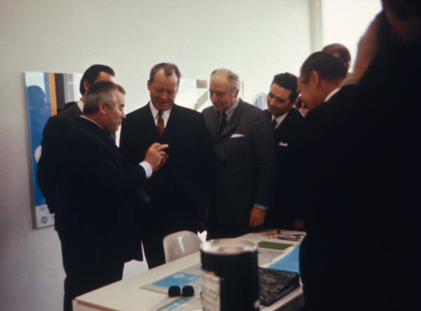 Otl Aicher stellt Bundeskanzler Willy Brandt und Au�enminister Walter Scheel das Konzept vor.