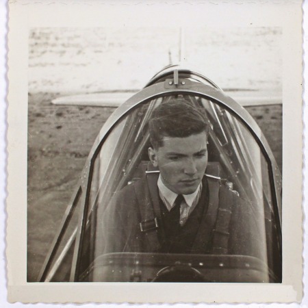 John Outram im Cockpit einer North American T-6