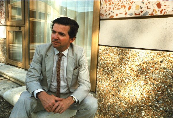 John Outram auf den Stufen des New House in Sussex, ca. 1985