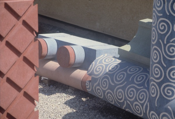 Frisch gegossene, gefrbte Betonelemente zur Installation im Gesims der Cambridge Judge Business School, 1995