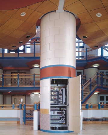 Wartungszugang in einer Hohlsule der von Outram entwickelten Roboter-Ordnung, im Atrium der Cambridge Judge Business School