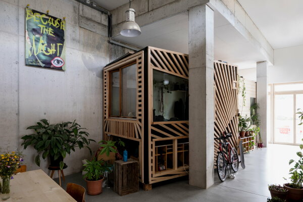 Eine Halle im Erdgeschoss wurde im Selbstbau ausgebaut.