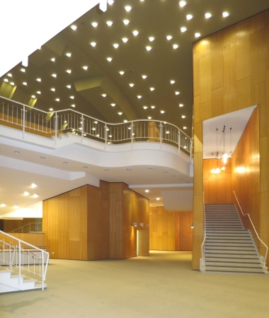 Theater Wolfsburg, Architekt Hans Scharoun, erbaut 1969-1973; denkmalgerechte Sanierung 2013-2016: Foyer des Zuschauersaals mit Treppenaufgang zu den Rngen