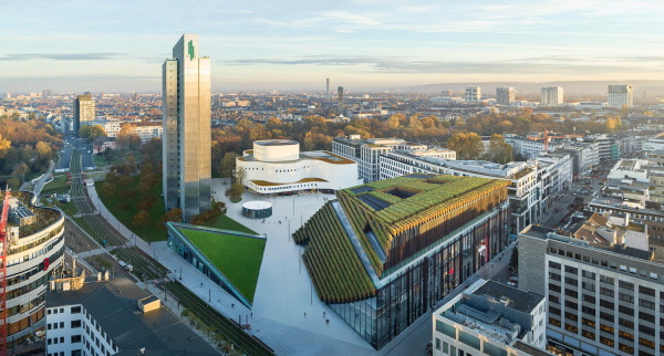 Im Düsseldorfer Stadtzentrum sanierten ingenhoven associates das Schauspielhaus. Zudem zeichnen sie für das benachbarte Projekt Kö-Bogen II verantwortlich.