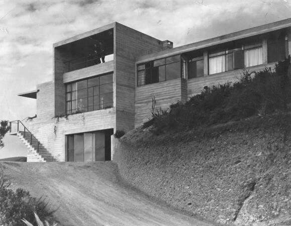William Alexander Levy plante das Hangover House in Laguna Beach, Kalifornien, für den Schriftsteller Richard Halliburton und dessen Liebhaber Paul Mooney.