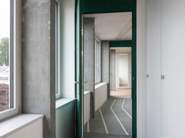 Terrassenhaus in Therwil von Ltjens Padmanabhan