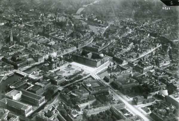 Einst ein schner Anblick: Schrgluftbild des Stadtkerns von Nordwesten, 1925  (Zitat SMB)